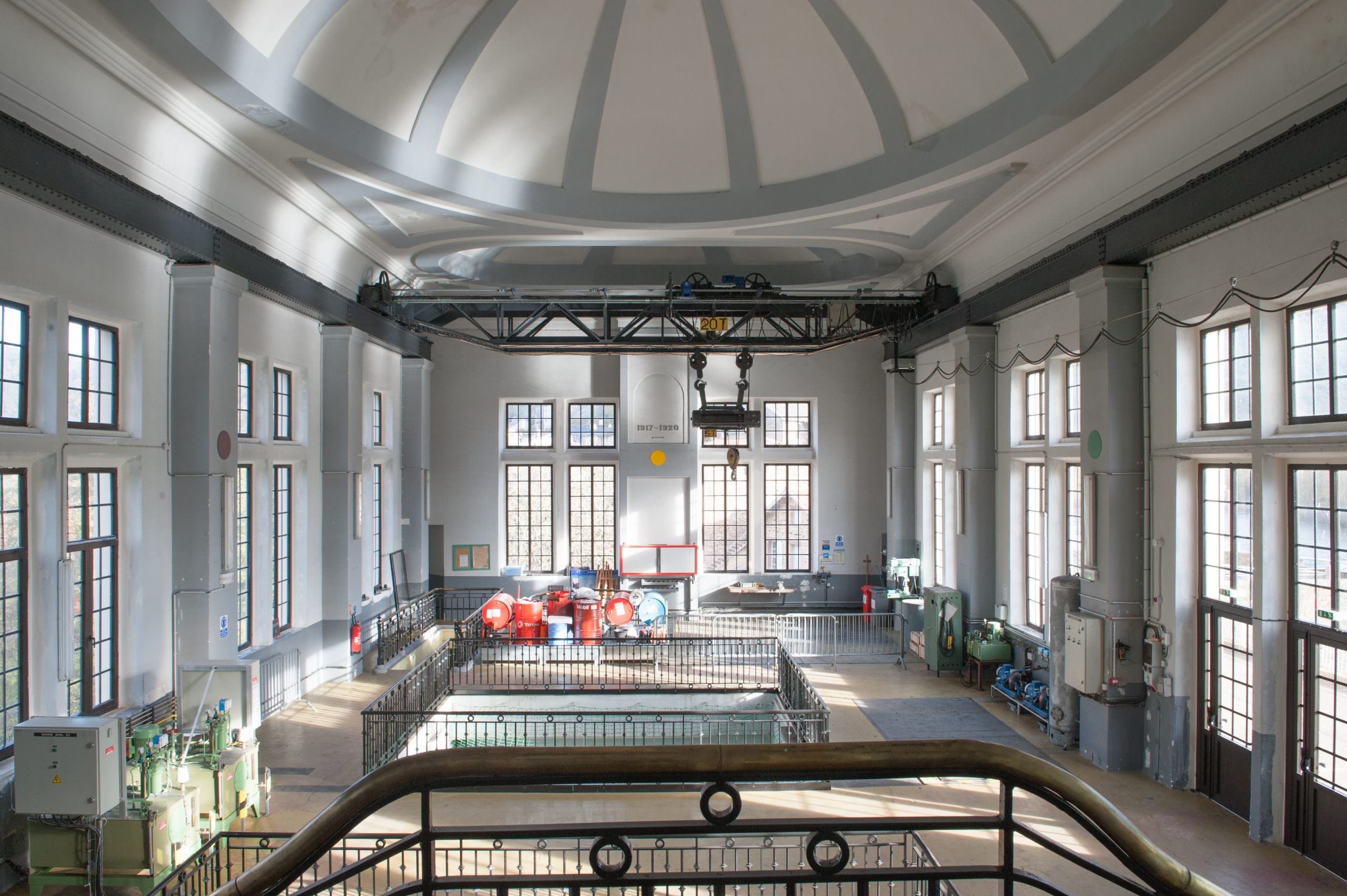 Intérieur de la centrale hydraulique d'Ambialet, Tarn